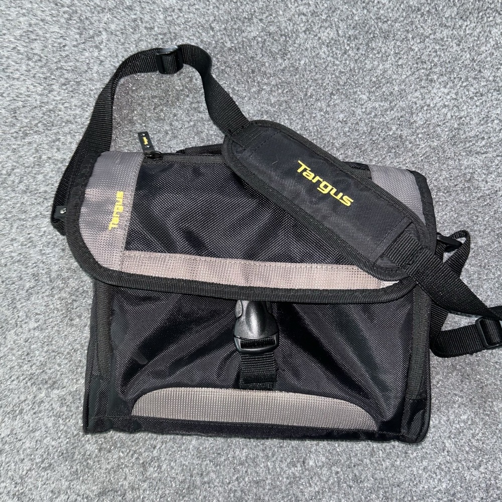 Targus Camera Shoulder Bag Black Gray Padded Nylon DSLR Case Strap Pockets